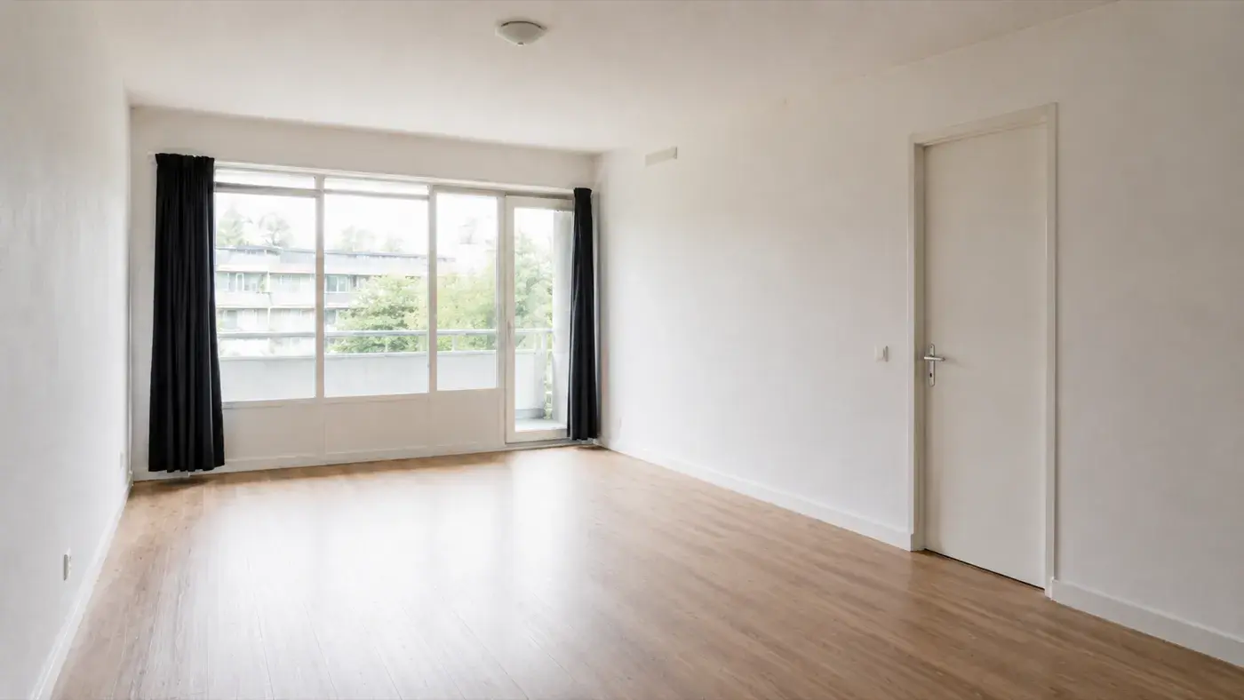 Dezelfde woonkamer na de ontruiming, leeg en netjes opgeleverd